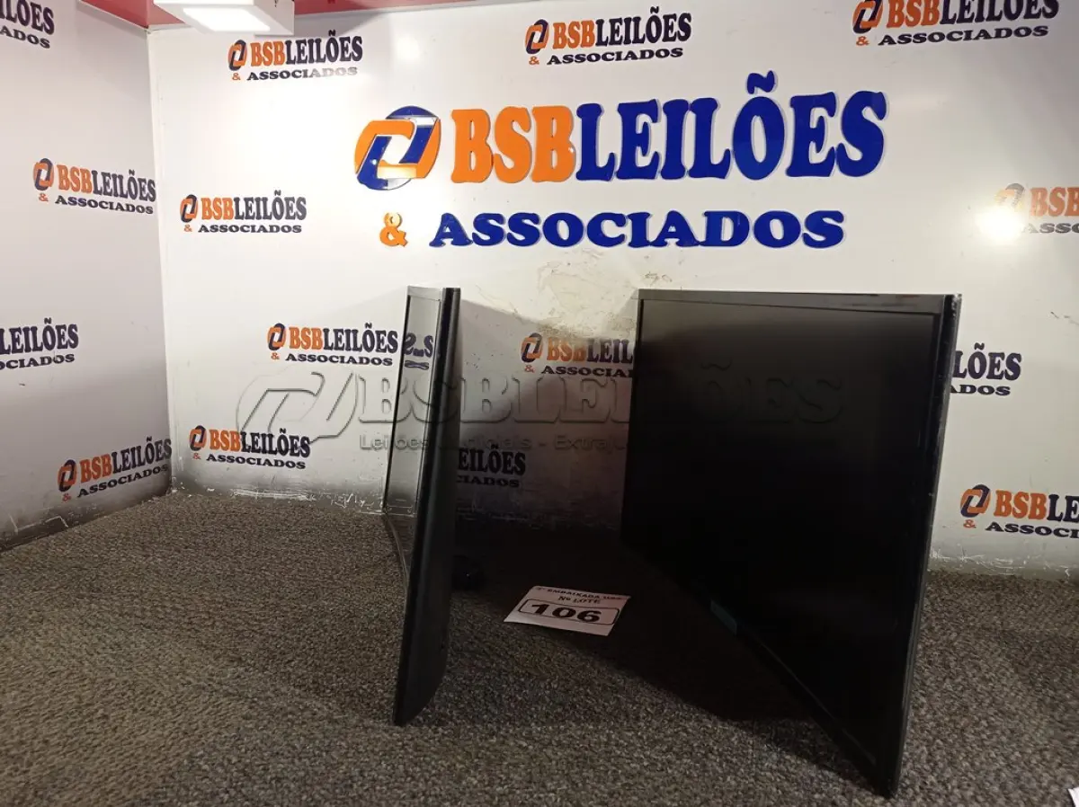 LOTE 106 - 02 MONITORES 24’’ MARCA SAMSUNG COM AVARIAS NA TELA. (DISPLAY) SEM PÉ (NO ESTADO) AV9735C E AV9735Y