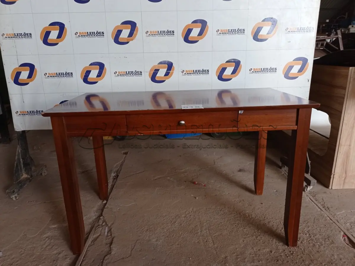 LOTE 018 - 01 MESA EM MADEIRA COM 01 GAVETA. (NO ESTADO) (DESK)AU2105N