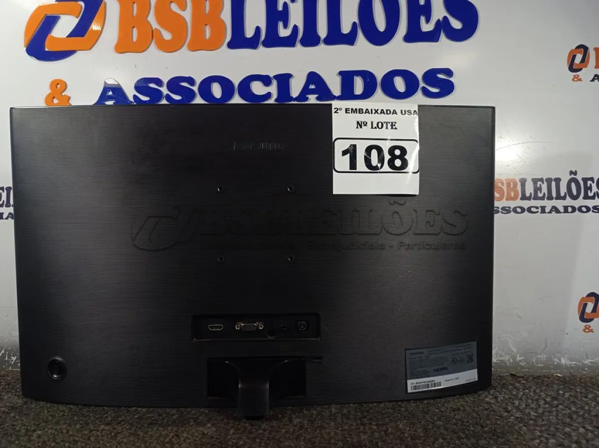 LOTE 108 - 01 MONITOR 24’’ MARCA SAMSUNG. (DISPLAY) SEM PÉ (NO ESTADO) AV9738G