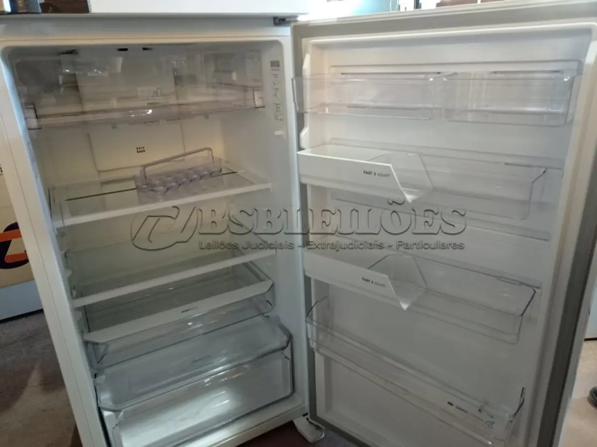 LOTE 242 - 01 GELADEIRA 474 LITROS MARCA ELETROLUX 220V. (REFRIGERATOR) (NO ESTADO) BF8680C