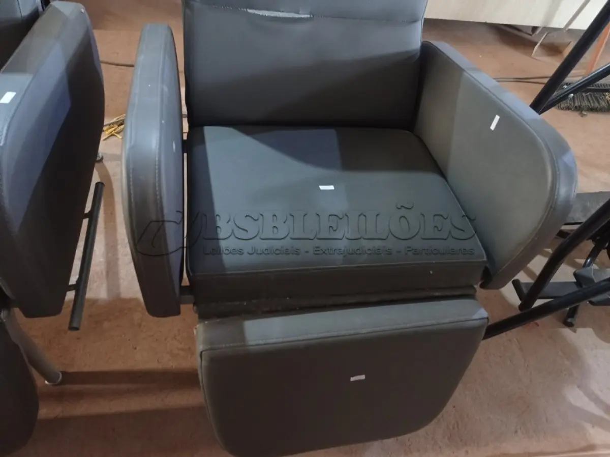 LOTE 338 - 01 POLTRONA DE DESCANSO. (NO ESTADO) ATENÇÃO! FAZER A VISITAÇÃO ANTES DE ARREMATAR, NÃO SABEMOS SE FUNCIONA. LEILÃO NÃO TEM GARANTIA E NEM DEVOLUÇÃO, SUJEITO A POSSÍVEIS AVARIAS VISÍVEIS/OCULTAS E/OU AUSÊNCIA DE COMPONENTES.