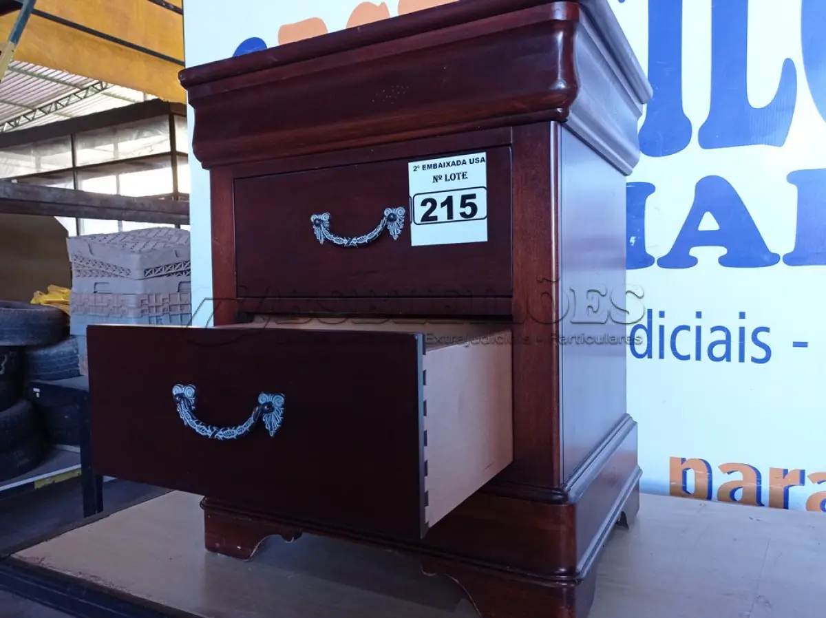 LOTE 215 - 01 MESA DE CABECEIRA EM MADEIRA. (NIGHTSTAND) (NO ESTADO)BF8571D 