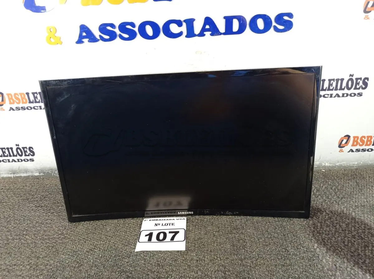 LOTE 107 - 01 MONITOR 24’’ MARCA SAMSUNG. (DISPLAY) SEM PÉ (NO ESTADO) AV9736A