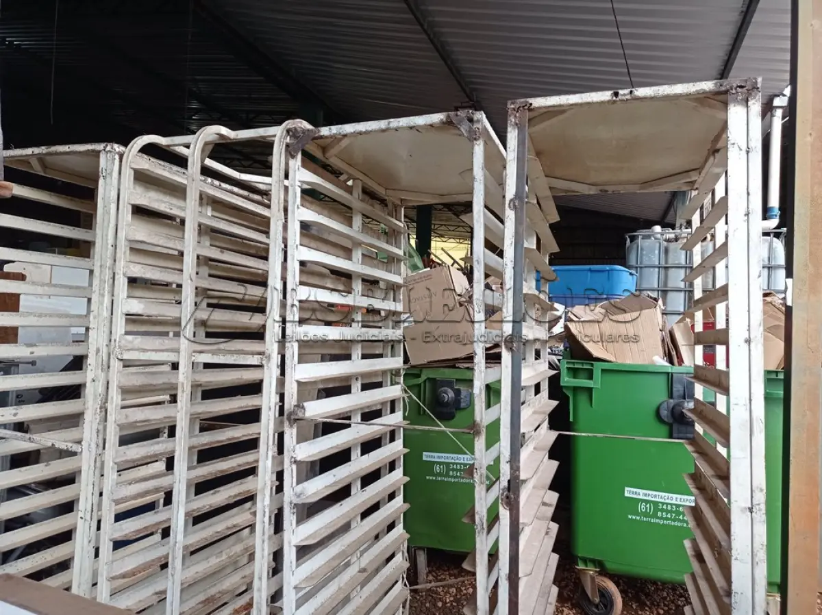 LOTE 347 - 04 CARRINHO PORTA BANDEJAS. (NO ESTADO) ATENÇÃO! FAZER A VISITAÇÃO ANTES DE ARREMATAR, NÃO SABEMOS SE FUNCIONA. LEILÃO NÃO TEM GARANTIA E NEM DEVOLUÇÃO, SUJEITO A POSSÍVEIS AVARIAS VISÍVEIS/OCULTAS E/OU AUSÊNCIA DE COMPONENTES.