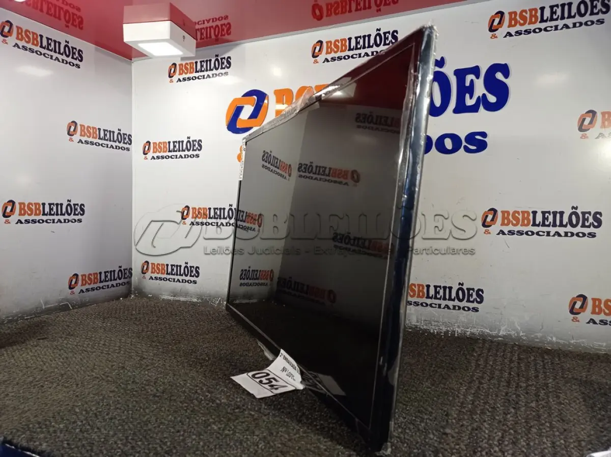 LOTE 054 - 01 SMART TV 32’’ MARCA SAMSUNG COM CONTROLE. (SAMSUNG TELEVISION) (NO ESTADO) AV9488U
