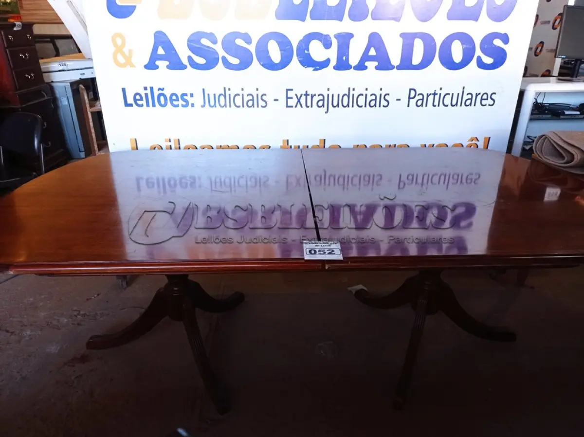 LOTE 052 - 01 MESA DE JANTAR EXTENSORA EM MADEIRA. (DINING TABLE) (NO ESTADO) AV9484V