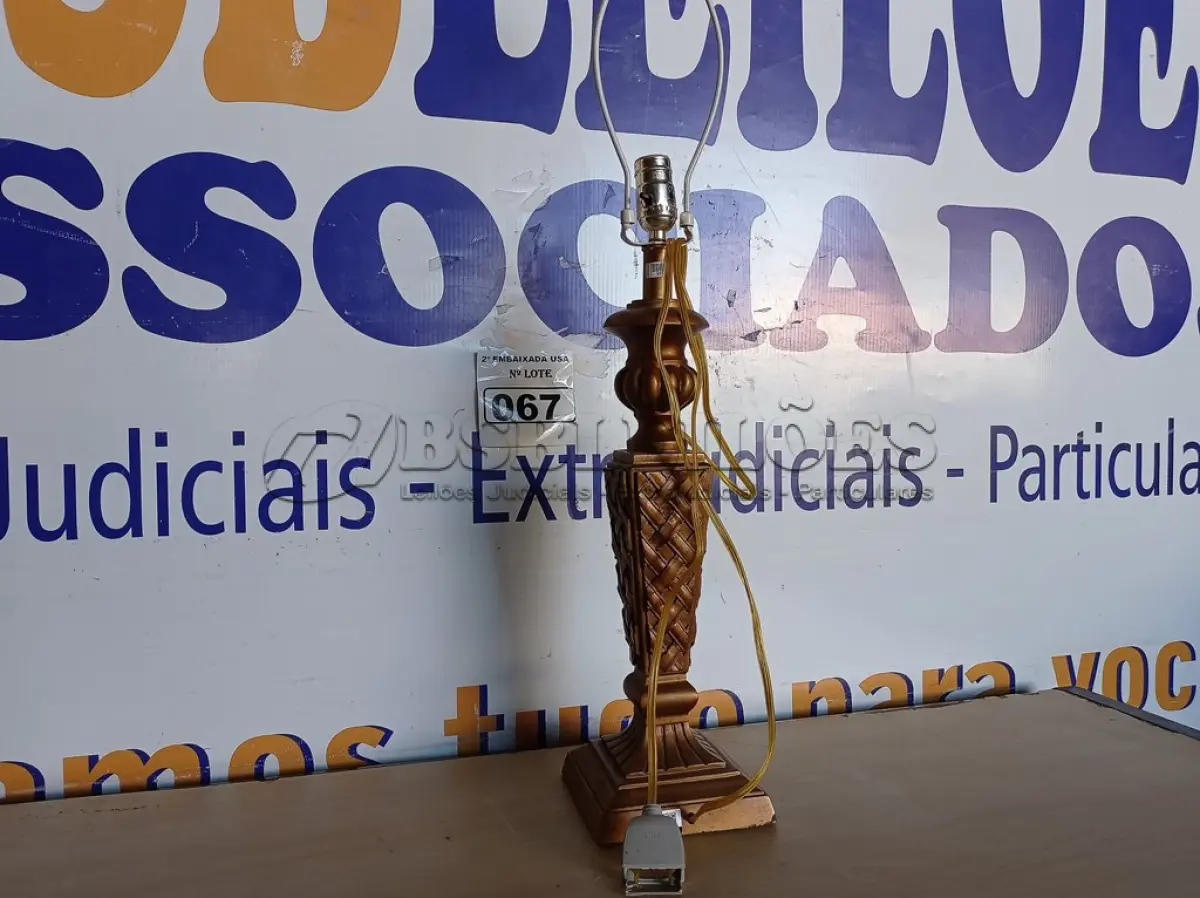 LOTE 067 - 01 ABAJUR SEM CÚPULA E SEM LÂMPADA. (LAMP)(NO ESTADO) AV9599L
