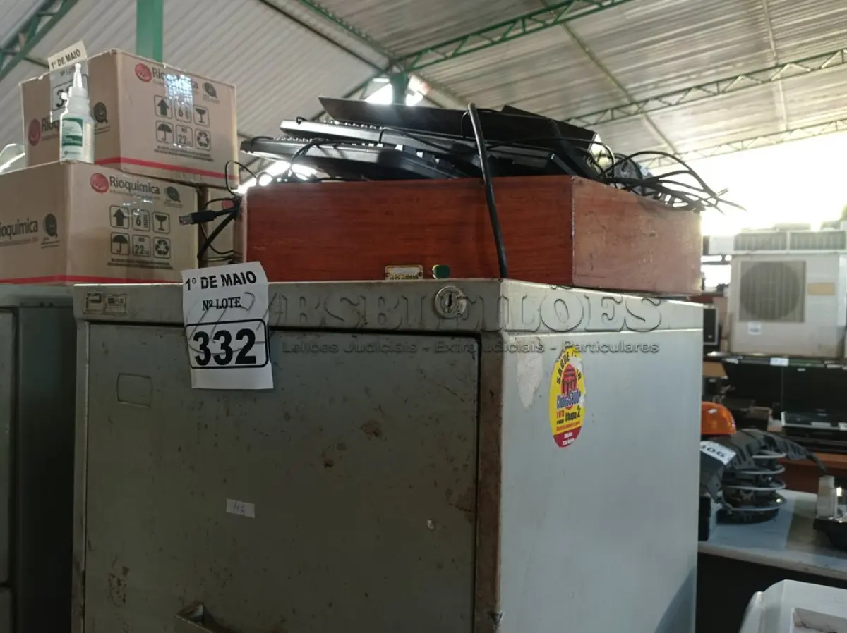 LOTE 332 - 01 LOTE COM PERIFÉRICOS DIVERSOS E 01 ARMÁRIO DE ARQUIVO DE AÇO COM 04 GAVETAS. (NO ESTADO) ATENÇÃO! FAZER A VISITAÇÃO ANTES DE ARREMATAR, NÃO SABEMOS SE FUNCIONA. LEILÃO NÃO TEM GARANTIA E NEM DEVOLUÇÃO, SUJEITO A POSSÍVEIS AVARIAS VISÍVEIS/OCULTAS E/OU AUSÊNCIA DE COMPONENTES.