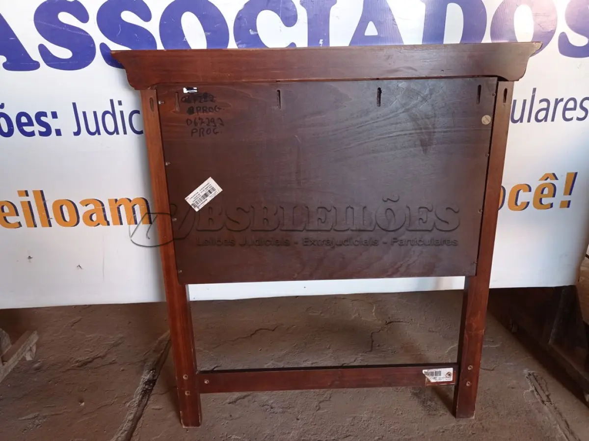 LOTE 065 - 01 CABECEIRA EM MADEIRA. (HEADBOARD TWIN) (NO ESTADO) AV9569K