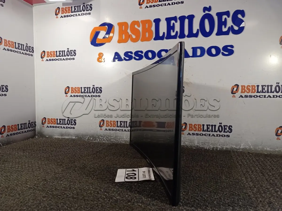 LOTE 108 - 01 MONITOR 24’’ MARCA SAMSUNG. (DISPLAY) SEM PÉ (NO ESTADO) AV9738G