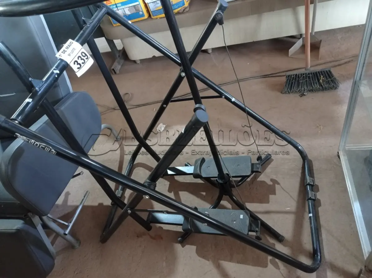 LOTE 339 - 01 APARELHO DE GINASTICA E 01 ARARA. (NO ESTADO) ATENÇÃO! FAZER A VISITAÇÃO ANTES DE ARREMATAR, NÃO SABEMOS SE FUNCIONA. LEILÃO NÃO TEM GARANTIA E NEM DEVOLUÇÃO, SUJEITO A POSSÍVEIS AVARIAS VISÍVEIS/OCULTAS E/OU AUSÊNCIA DE COMPONENTES.