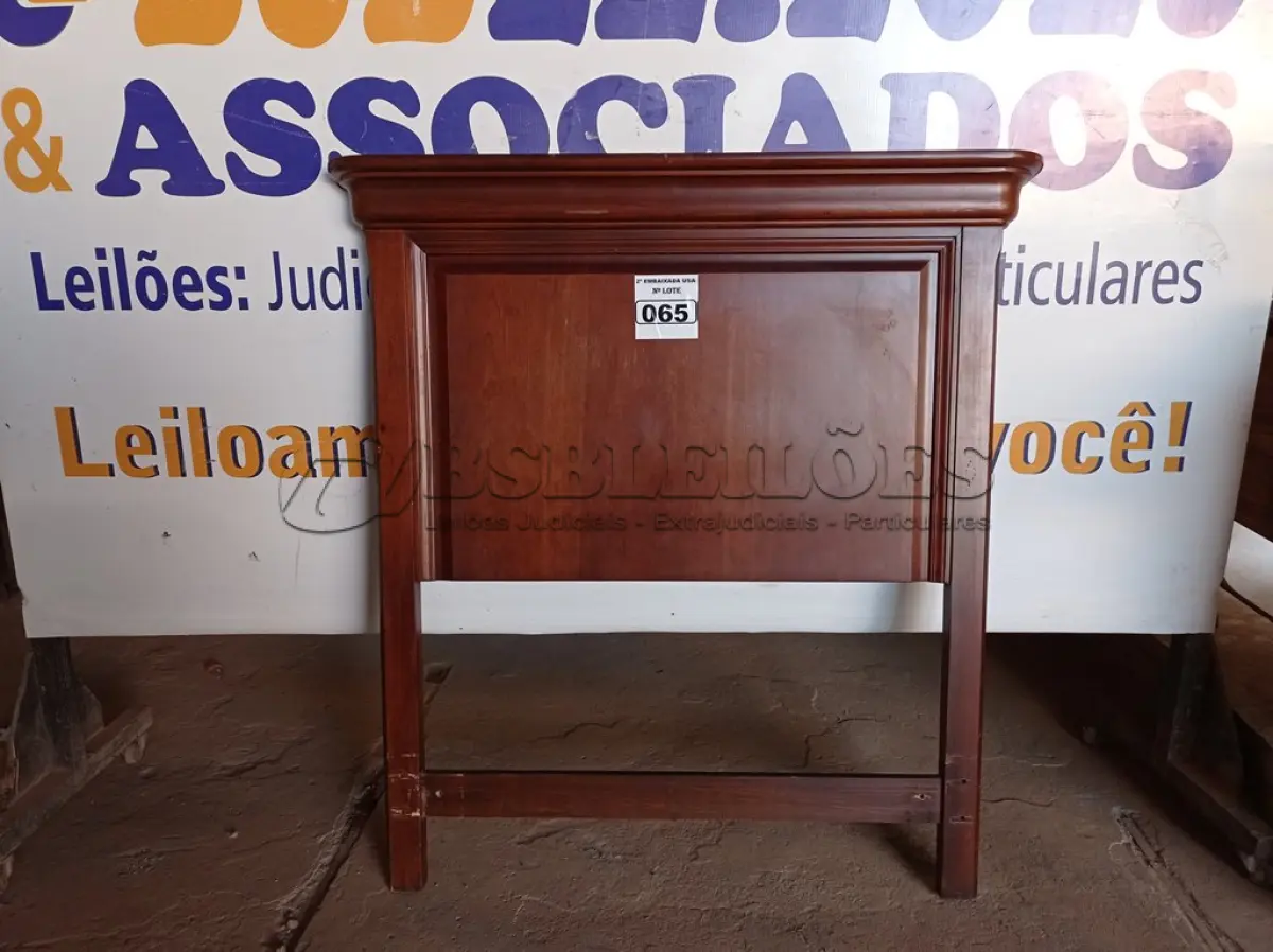 LOTE 065 - 01 CABECEIRA EM MADEIRA. (HEADBOARD TWIN) (NO ESTADO) AV9569K