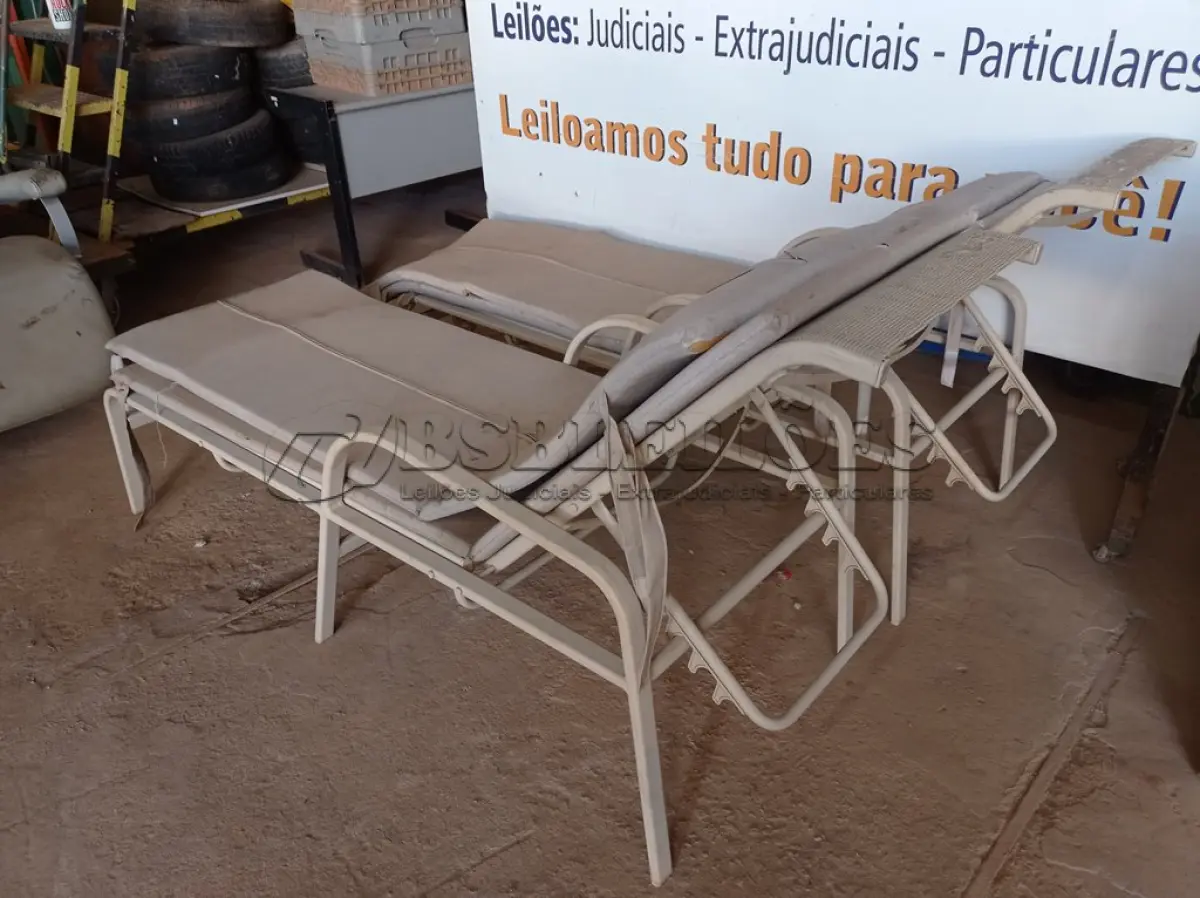 LOTE 025 - 02 ESPREGUIÇADEIRAS EM ALUMÍNIO. (LOUNGE CHAIRS) (NO ESTADO) AV9429D E AV9429T