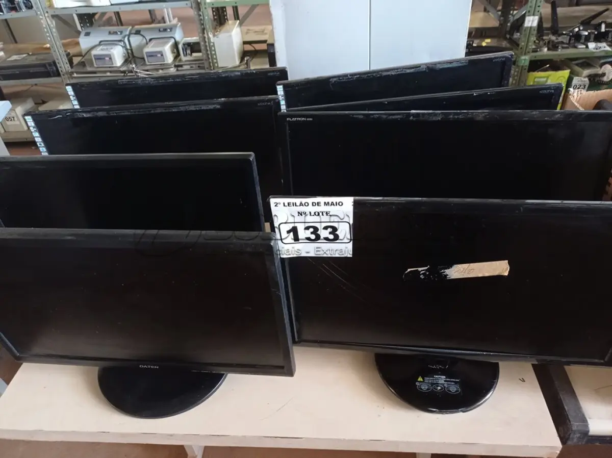 LOTE 133 - 08 MONITORES MARCAS E MODELOS DIVERSOS. (NO ESTADO) ATENÇÃO! FAZER A VISITAÇÃO ANTES DE ARREMATAR, NÃO SABEMOS SE FUNCIONA. LEILÃO NÃO TEM GARANTIA E NEM DEVOLUÇÃO, SUJEITO A POSSÍVEIS AVARIAS VISÍVEIS/OCULTAS E/OU AUSÊNCIA DE COMPONENTES.
