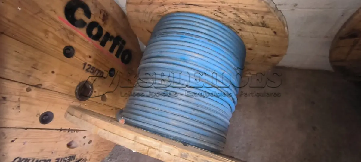 LOTE 110 - 01 CARRETEL COM CABO 150MM NA COR AZUL. (1KVA) COM 125 METROS (NO ESTADO) 