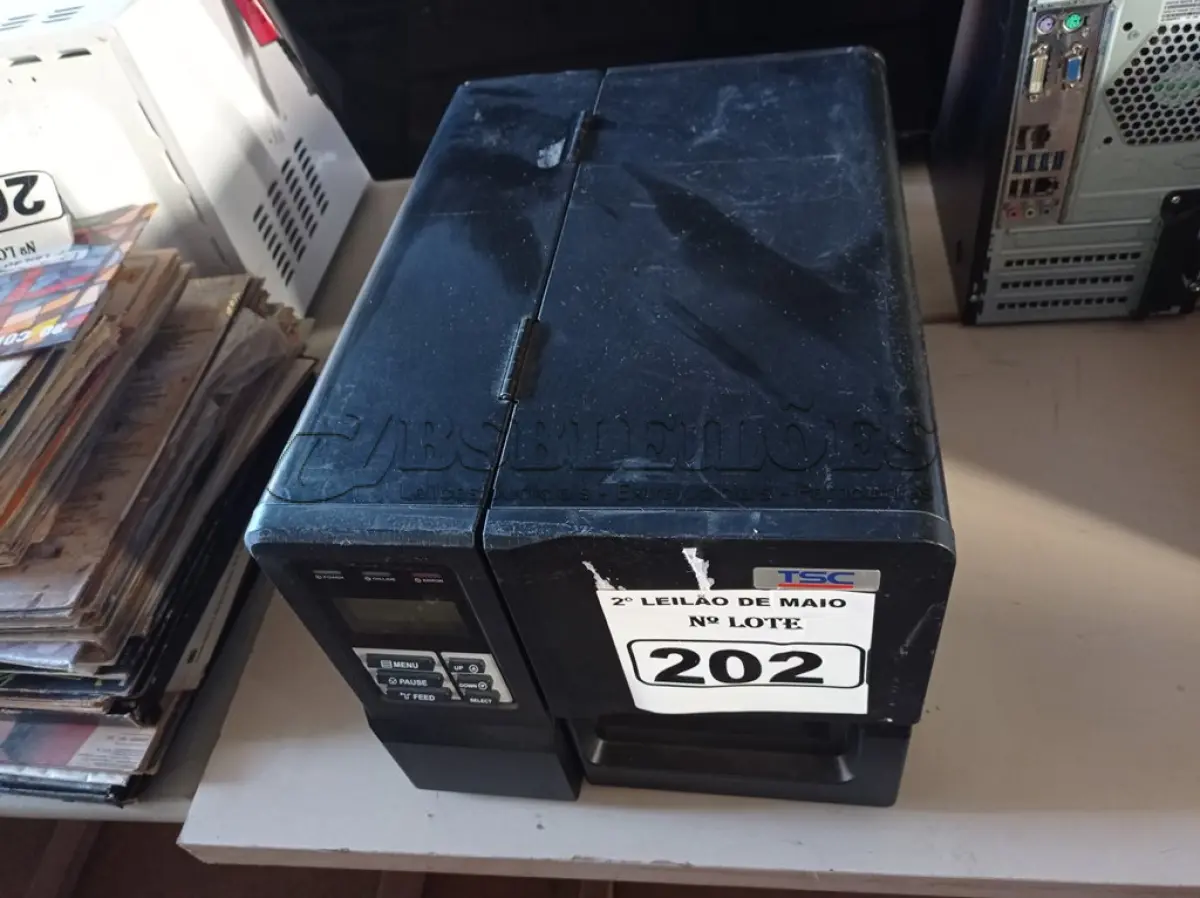 LOTE 202 - 01 IMPRESSORA DE ETIQUETAS MARCA TSC. (NO ESTADO) ATENÇÃO! FAZER A VISITAÇÃO ANTES DE ARREMATAR, NÃO SABEMOS SE FUNCIONA. LEILÃO NÃO TEM GARANTIA E NEM DEVOLUÇÃO, SUJEITO A POSSÍVEIS AVARIAS VISÍVEIS/OCULTAS E/OU AUSÊNCIA DE COMPONENTES.