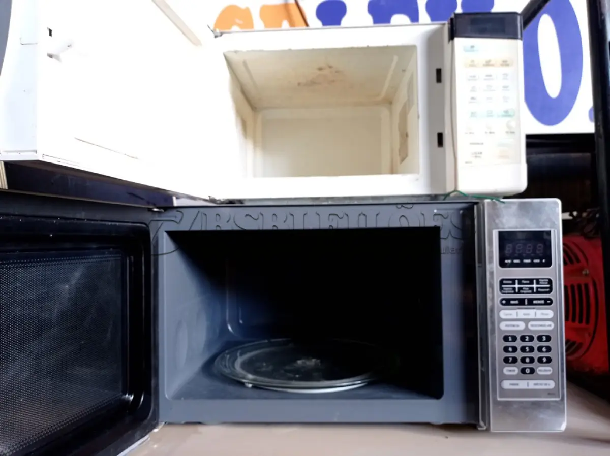 LOTE 003 - 02 MICRO-ONDAS MARCAS E MODELOS DIVERSOS. (NO ESTADO) ATENÇÃO! FAZER A VISITAÇÃO ANTES DE ARREMATAR, NÃO SABEMOS SE FUNCIONA. LEILÃO NÃO TEM GARANTIA E NEM DEVOLUÇÃO, SUJEITO A POSSÍVEIS AVARIAS VISÍVEIS/OCULTAS E/OU AUSÊNCIA DE COMPONENTES.