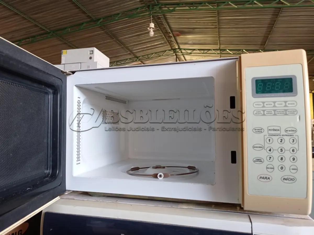 LOTE 141 - 03 MICRO-ONDAS MARCAS E MODELOS DIVERSOS. (NO ESTADO) ATENÇÃO! FAZER A VISITAÇÃO ANTES DE ARREMATAR, NÃO SABEMOS SE FUNCIONA. LEILÃO NÃO TEM GARANTIA E NEM DEVOLUÇÃO, SUJEITO A POSSÍVEIS AVARIAS VISÍVEIS/OCULTAS E/OU AUSÊNCIA DE COMPONENTES.