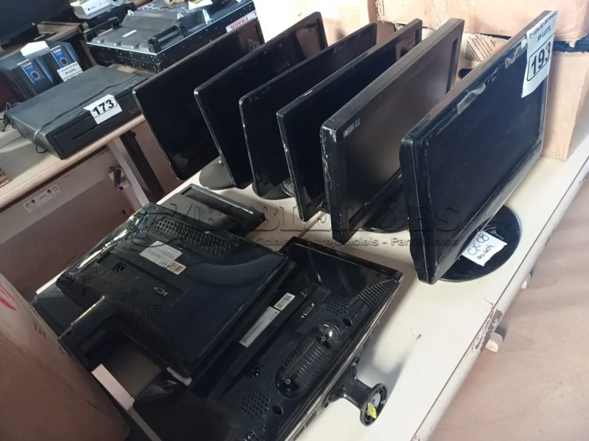 LOTE 193 - 12 MONITORES MARCAS E MODELOS DIVERSOS. (NO ESTADO) ATENÇÃO! FAZER A VISITAÇÃO ANTES DE ARREMATAR, NÃO SABEMOS SE FUNCIONA. LEILÃO NÃO TEM GARANTIA E NEM DEVOLUÇÃO, SUJEITO A POSSÍVEIS AVARIAS VISÍVEIS/OCULTAS E/OU AUSÊNCIA DE COMPONENTES.