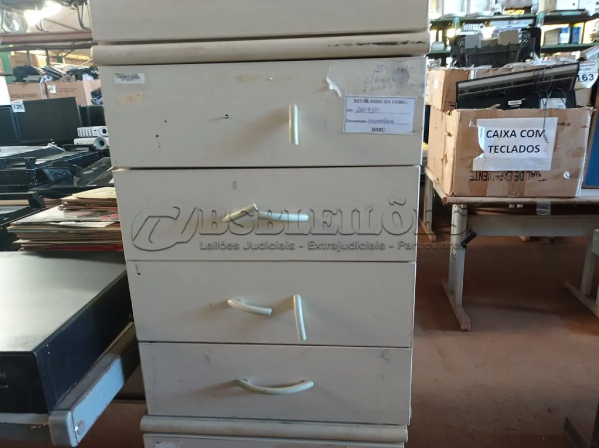 LOTE 198 - 03 GAVETEIROS SENDO 01 COM 03 GAVETAS. (NO ESTADO) ATENÇÃO! FAZER A VISITAÇÃO ANTES DE ARREMATAR, NÃO SABEMOS SE FUNCIONA. LEILÃO NÃO TEM GARANTIA E NEM DEVOLUÇÃO, SUJEITO A POSSÍVEIS AVARIAS VISÍVEIS/OCULTAS E/OU AUSÊNCIA DE COMPONENTES.