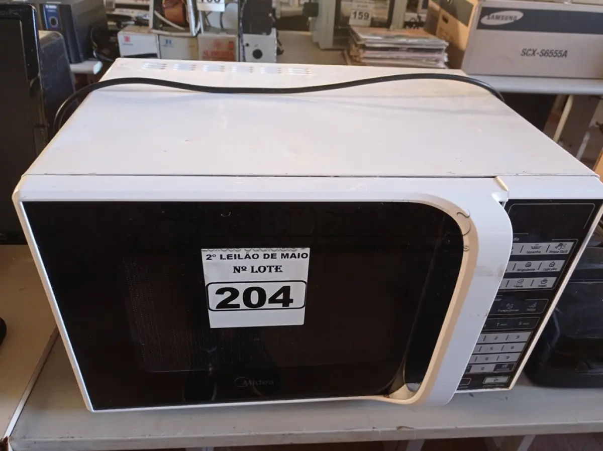 LOTE 204 - 01 MICRO-ONDAS MARCA MIDEA 220V. (NO ESTADO) ATENÇÃO! FAZER A VISITAÇÃO ANTES DE ARREMATAR, NÃO SABEMOS SE FUNCIONA. LEILÃO NÃO TEM GARANTIA E NEM DEVOLUÇÃO, SUJEITO A POSSÍVEIS AVARIAS VISÍVEIS/OCULTAS E/OU AUSÊNCIA DE COMPONENTES.
