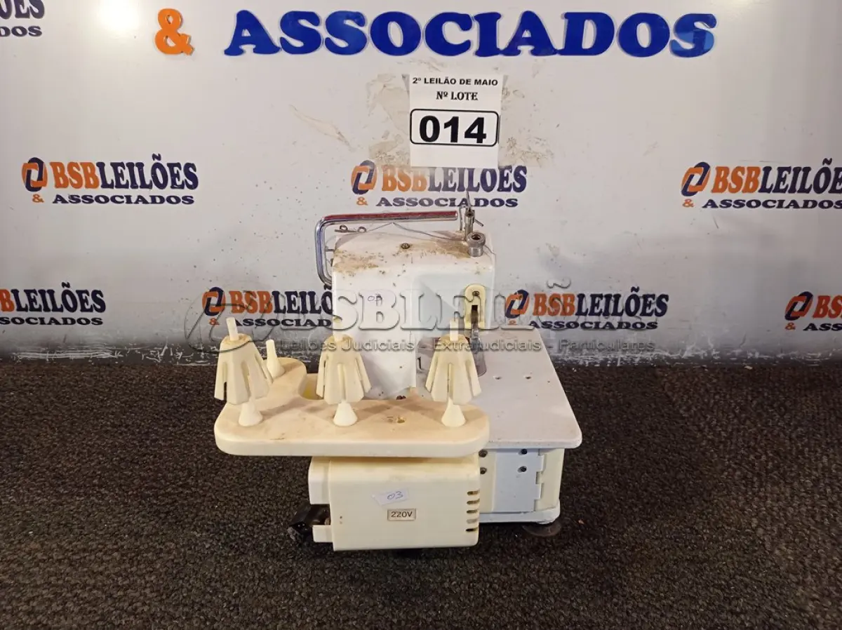 LOTE 014 - 01 MÁQUINA DE COSTURA COM MOTOR. (NO ESTADO) ATENÇÃO! FAZER A VISITAÇÃO ANTES DE ARREMATAR, NÃO SABEMOS SE FUNCIONA. LEILÃO NÃO TEM GARANTIA E NEM DEVOLUÇÃO, SUJEITO A POSSÍVEIS AVARIAS VISÍVEIS/OCULTAS E/OU AUSÊNCIA DE COMPONENTES.