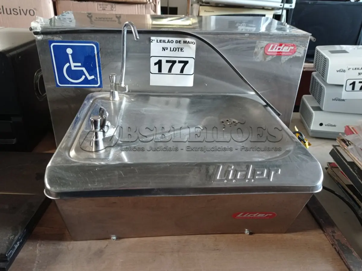 LOTE 177 - 01 BEBEDOURO DE PAREDE EM AÇO INOX MARCA LÍDER 220V. (NO ESTADO) ATENÇÃO! FAZER A VISITAÇÃO ANTES DE ARREMATAR, NÃO SABEMOS SE FUNCIONA. LEILÃO NÃO TEM GARANTIA E NEM DEVOLUÇÃO, SUJEITO A POSSÍVEIS AVARIAS VISÍVEIS/OCULTAS E/OU AUSÊNCIA DE COMPONENTES.