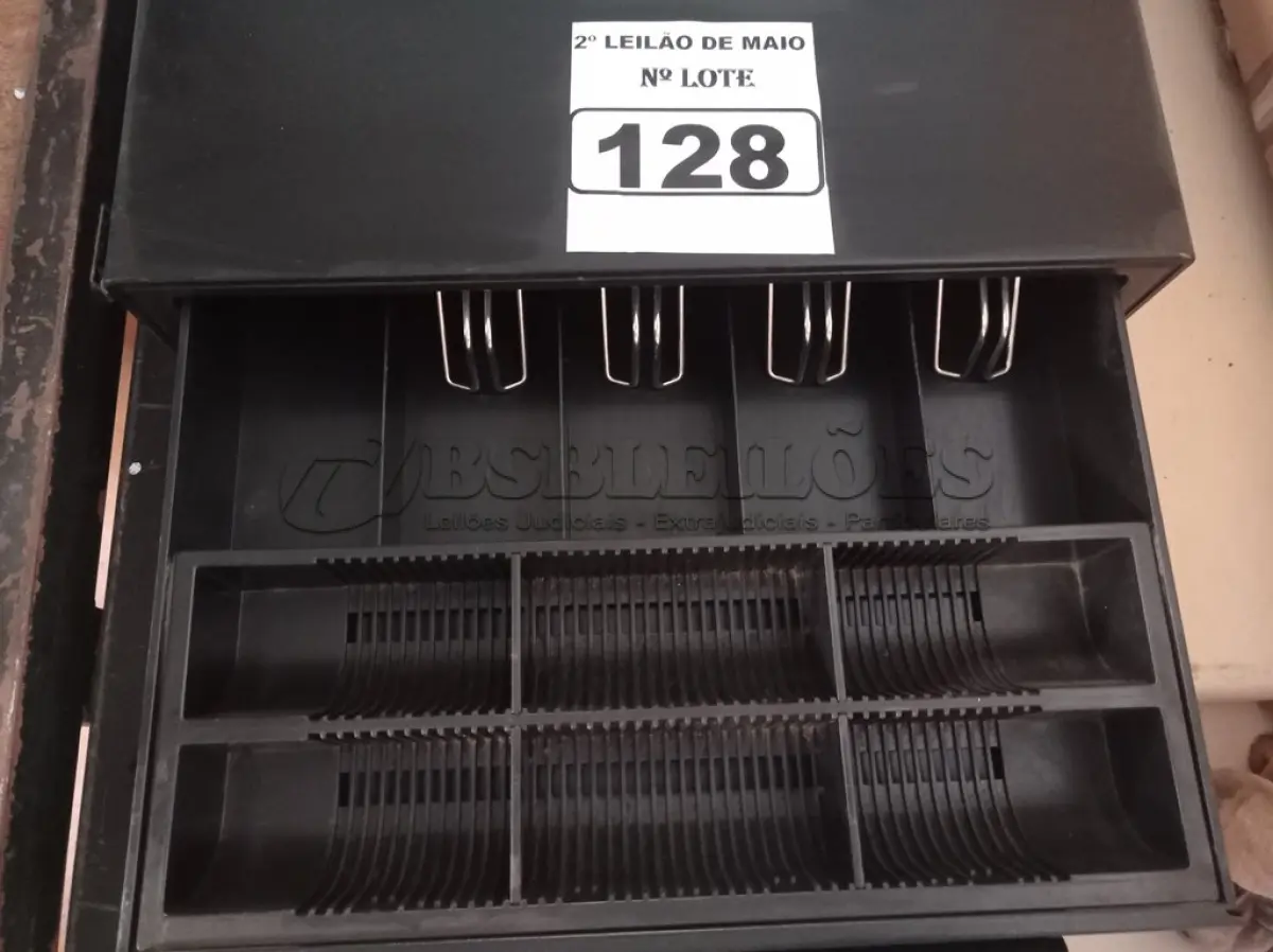 LOTE 128 - 01 GAVETA PARA CAIXA DE SUPERMERCADO. (NO ESTADO) ATENÇÃO! FAZER A VISITAÇÃO ANTES DE ARREMATAR, NÃO SABEMOS SE FUNCIONA. LEILÃO NÃO TEM GARANTIA E NEM DEVOLUÇÃO, SUJEITO A POSSÍVEIS AVARIAS VISÍVEIS/OCULTAS E/OU AUSÊNCIA DE COMPONENTES.