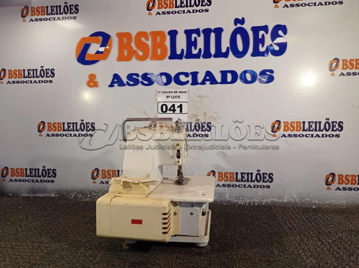LOTE 041 - 01 MÁQUINA DE COSTURA COM MOTOR. (NO ESTADO) ATENÇÃO! FAZER A VISITAÇÃO ANTES DE ARREMATAR, NÃO SABEMOS SE FUNCIONA. LEILÃO NÃO TEM GARANTIA E NEM DEVOLUÇÃO, SUJEITO A POSSÍVEIS AVARIAS VISÍVEIS/OCULTAS E/OU AUSÊNCIA DE COMPONENTES.