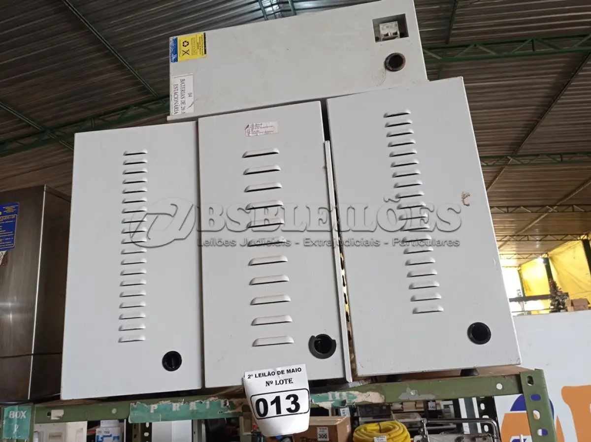 LOTE 013 - 04 CAIXAS DE BANCO DE BATERIAS “VAZIAS”. (NO ESTADO) ATENÇÃO! FAZER A VISITAÇÃO ANTES DE ARREMATAR, NÃO SABEMOS SE FUNCIONA. LEILÃO NÃO TEM GARANTIA E NEM DEVOLUÇÃO, SUJEITO A POSSÍVEIS AVARIAS VISÍVEIS/OCULTAS E/OU AUSÊNCIA DE COMPONENTES.
