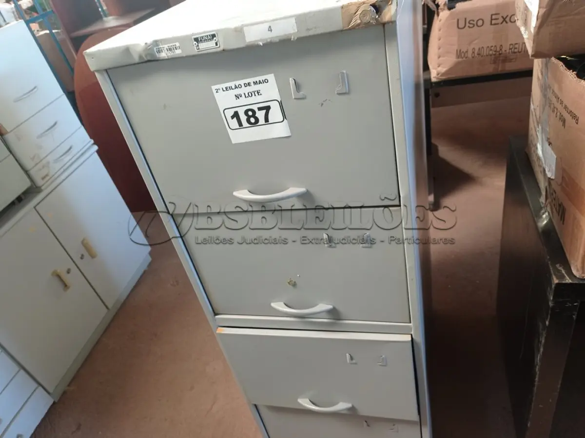 LOTE 187 - 01 ARQUIVO DE AÇO COM 04 GAVETAS. (NO ESTADO) ATENÇÃO! FAZER A VISITAÇÃO ANTES DE ARREMATAR, NÃO SABEMOS SE FUNCIONA. LEILÃO NÃO TEM GARANTIA E NEM DEVOLUÇÃO, SUJEITO A POSSÍVEIS AVARIAS VISÍVEIS/OCULTAS E/OU AUSÊNCIA DE COMPONENTES.