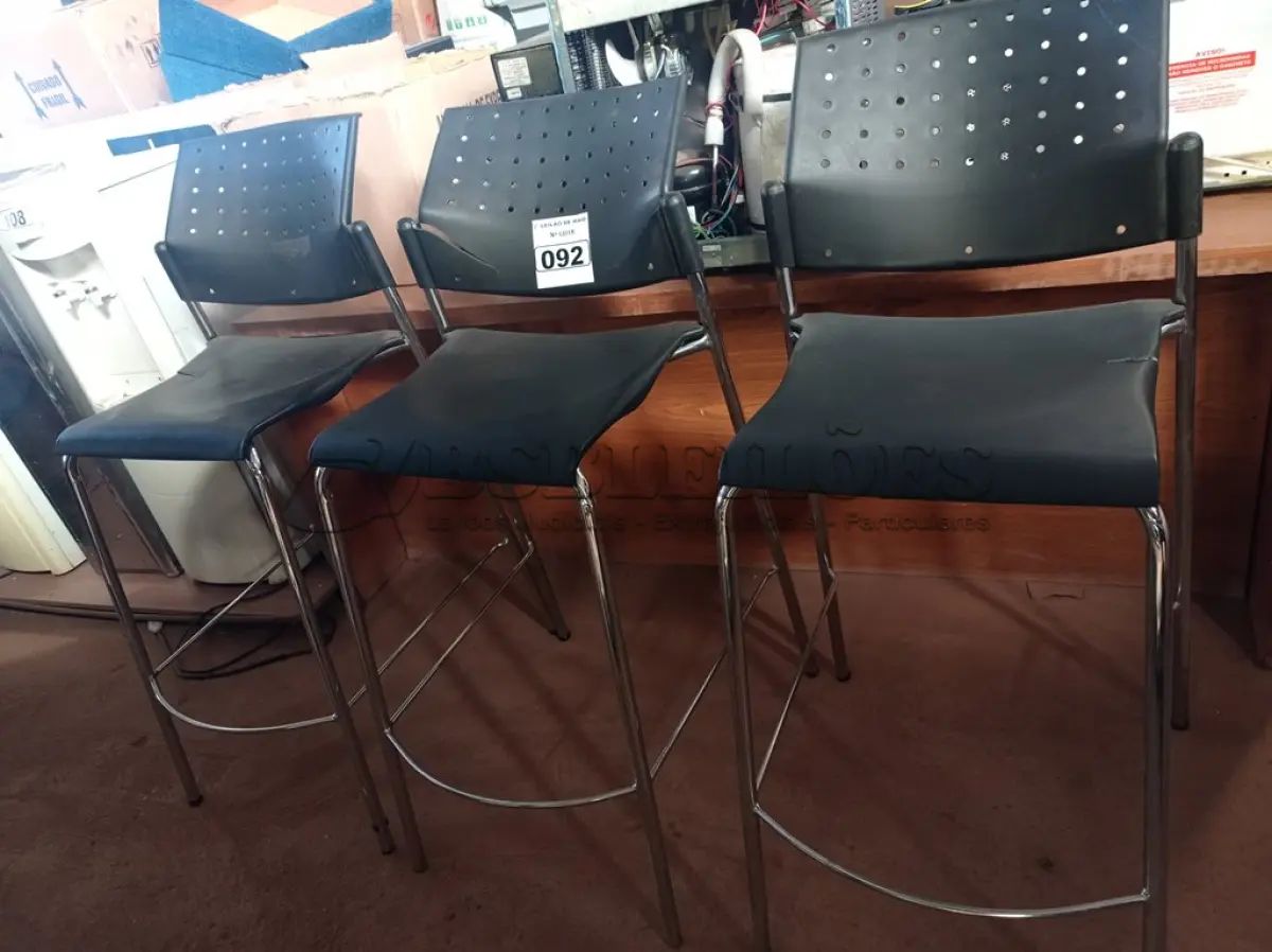 LOTE 092 - 03 BANQUETAS ALTAS COM ASSENTO E ENCOSTO DE PLÁSTICO E BASE CROMADA. (NO ESTADO) ATENÇÃO! FAZER A VISITAÇÃO ANTES DE ARREMATAR, NÃO SABEMOS SE FUNCIONA. LEILÃO NÃO TEM GARANTIA E NEM DEVOLUÇÃO, SUJEITO A POSSÍVEIS AVARIAS VISÍVEIS/OCULTAS E/OU AUSÊNCIA DE COMPONENTES.