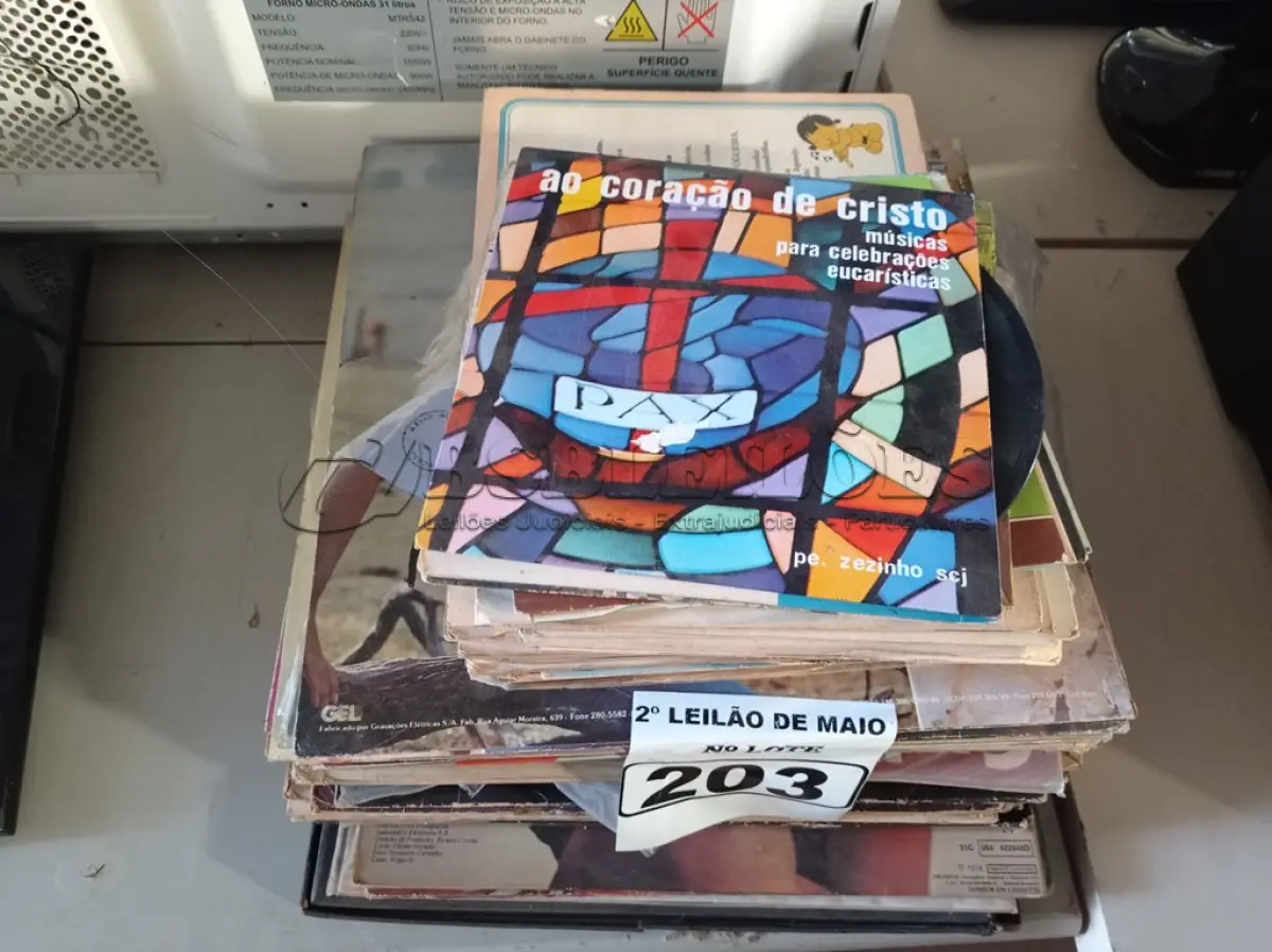LOTE 203 - 01 LOTE COM VÁRIOS DISCOS DE VINIL. (NO ESTADO) ATENÇÃO! FAZER A VISITAÇÃO ANTES DE ARREMATAR, NÃO SABEMOS SE FUNCIONA. LEILÃO NÃO TEM GARANTIA E NEM DEVOLUÇÃO, SUJEITO A POSSÍVEIS AVARIAS VISÍVEIS/OCULTAS E/OU AUSÊNCIA DE COMPONENTES.