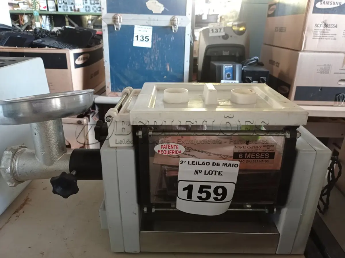 LOTE 159 - 01 MOEDOR DE CARNE 4X1. (NO ESTADO) ATENÇÃO! FAZER A VISITAÇÃO ANTES DE ARREMATAR, NÃO SABEMOS SE FUNCIONA. LEILÃO NÃO TEM GARANTIA E NEM DEVOLUÇÃO, SUJEITO A POSSÍVEIS AVARIAS VISÍVEIS/OCULTAS E/OU AUSÊNCIA DE COMPONENTES.