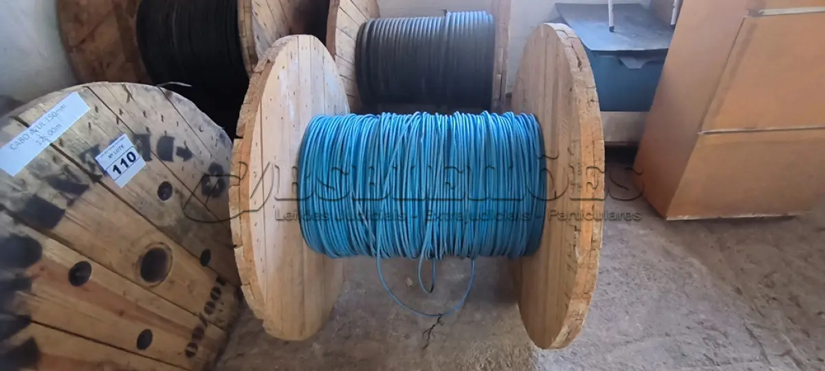 LOTE 111 - 01 CARRETEL COM CABO 10MM NA COR AZUL. COM 420 METROS (NO ESTADO) 