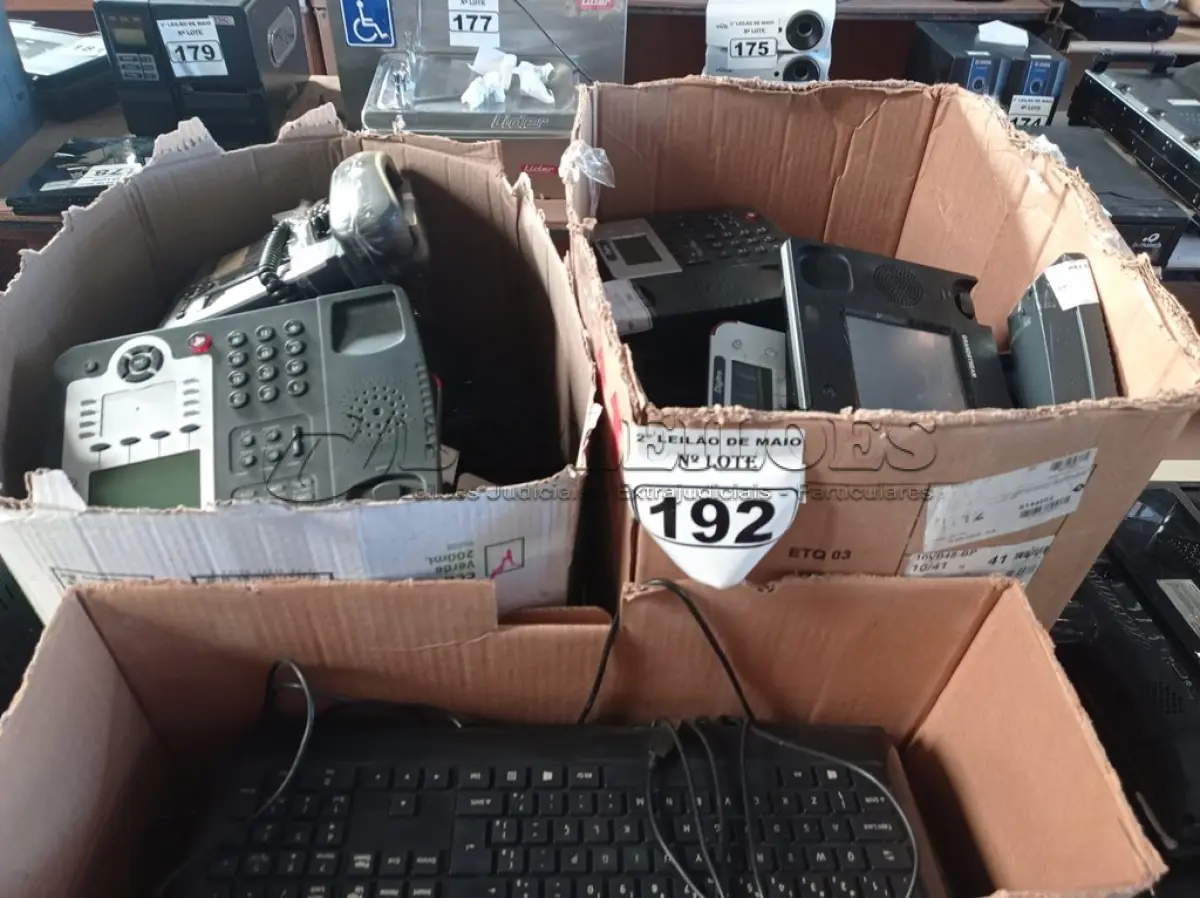 LOTE 192 - 01 LOTE COM VÁRIOS TECLADOS PARA PC E APARELHOS DE TELEFONE MARCAS E MODELOS DIVERSOS. (NO ESTADO) ATENÇÃO! FAZER A VISITAÇÃO ANTES DE ARREMATAR, NÃO SABEMOS SE FUNCIONA. LEILÃO NÃO TEM GARANTIA E NEM DEVOLUÇÃO, SUJEITO A POSSÍVEIS AVARIAS VISÍVEIS/OCULTAS E/OU AUSÊNCIA DE COMPONENTES.