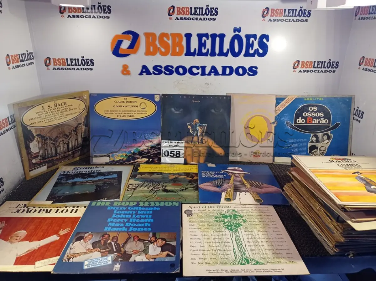 LOTE 058 - 01 LOTE COM VÁRIOS DISCOS DE VINIL. (NO ESTADO) ATENÇÃO! FAZER A VISITAÇÃO ANTES DE ARREMATAR, NÃO SABEMOS SE FUNCIONA. LEILÃO NÃO TEM GARANTIA E NEM DEVOLUÇÃO, SUJEITO A POSSÍVEIS AVARIAS VISÍVEIS/OCULTAS E/OU AUSÊNCIA DE COMPONENTES.