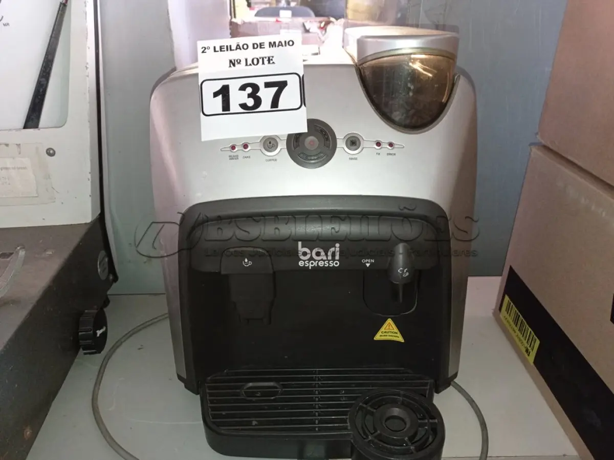 LOTE 137 - 01 CAFETEIRA BARI EXPRESSO. (NO ESTADO) ATENÇÃO! FAZER A VISITAÇÃO ANTES DE ARREMATAR, NÃO SABEMOS SE FUNCIONA. LEILÃO NÃO TEM GARANTIA E NEM DEVOLUÇÃO, SUJEITO A POSSÍVEIS AVARIAS VISÍVEIS/OCULTAS E/OU AUSÊNCIA DE COMPONENTES.