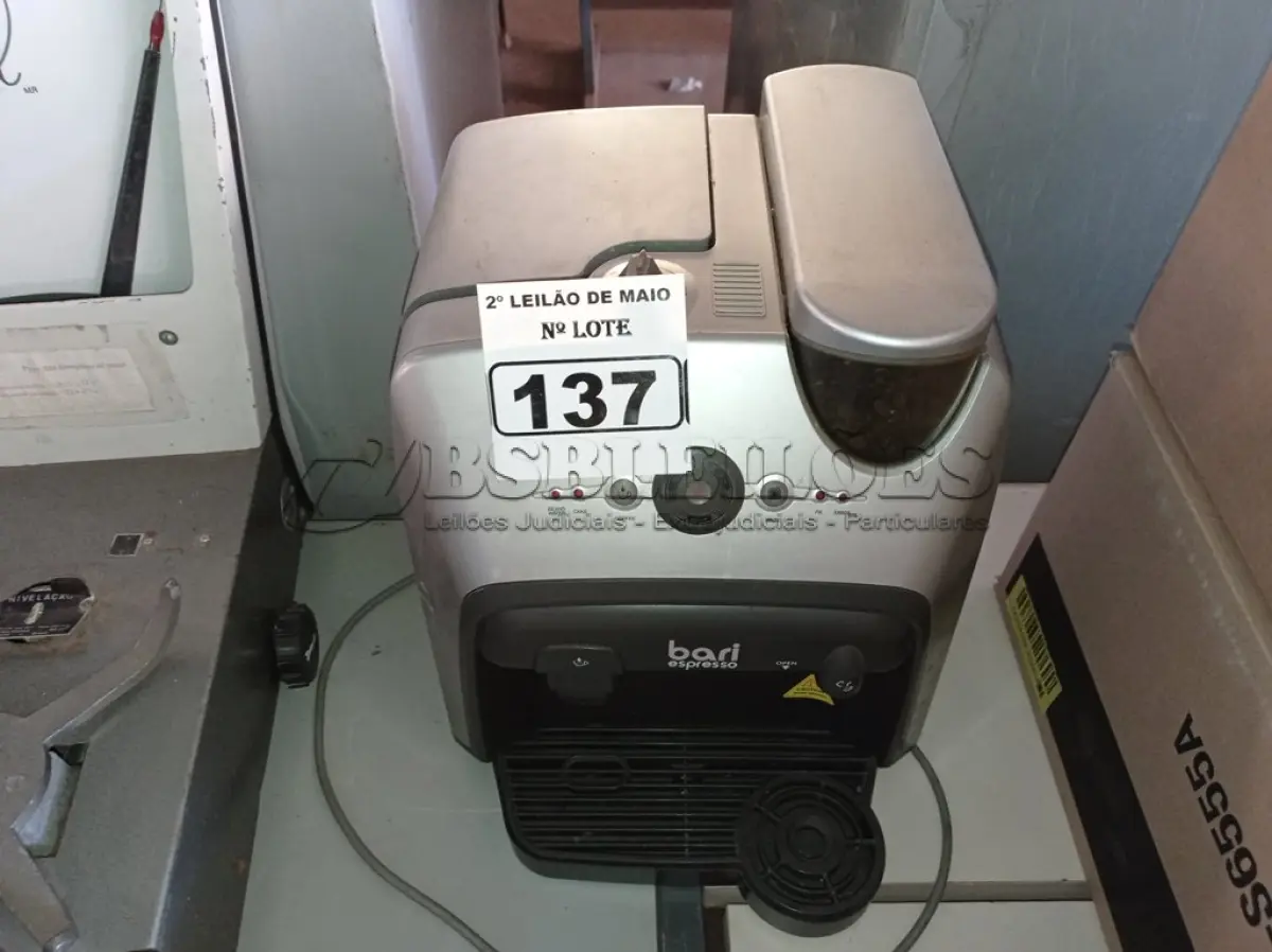 LOTE 137 - 01 CAFETEIRA BARI EXPRESSO. (NO ESTADO) ATENÇÃO! FAZER A VISITAÇÃO ANTES DE ARREMATAR, NÃO SABEMOS SE FUNCIONA. LEILÃO NÃO TEM GARANTIA E NEM DEVOLUÇÃO, SUJEITO A POSSÍVEIS AVARIAS VISÍVEIS/OCULTAS E/OU AUSÊNCIA DE COMPONENTES.