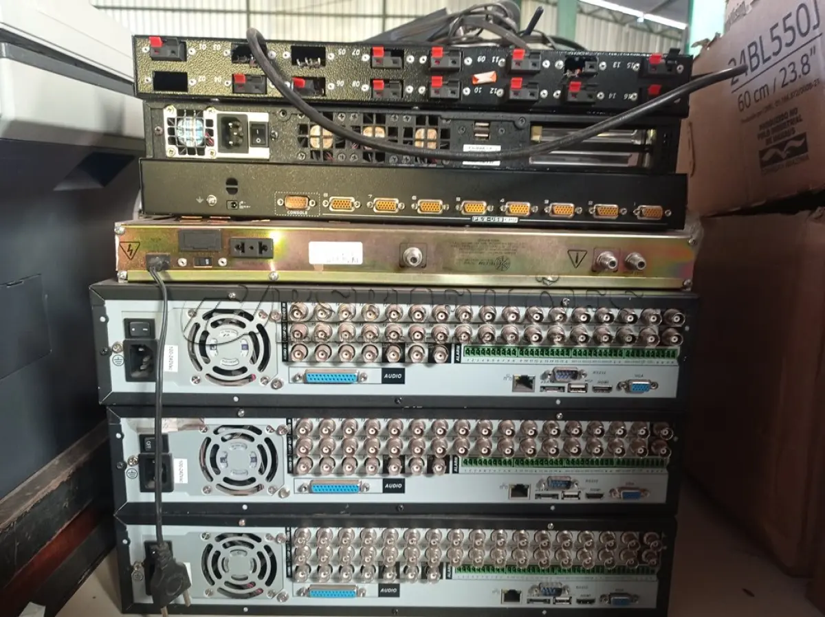 LOTE 183 - 03 DVR E EQUIPAMENTOS ELETRÔNICOS DIVERSOS. (NO ESTADO) ATENÇÃO! FAZER A VISITAÇÃO ANTES DE ARREMATAR, NÃO SABEMOS SE FUNCIONA. LEILÃO NÃO TEM GARANTIA E NEM DEVOLUÇÃO, SUJEITO A POSSÍVEIS AVARIAS VISÍVEIS/OCULTAS E/OU AUSÊNCIA DE COMPONENTES.