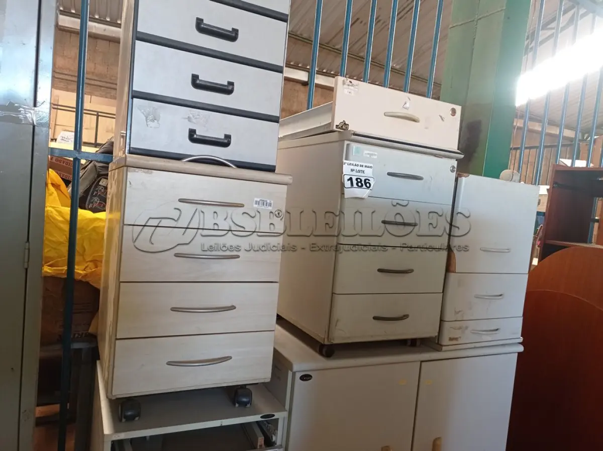 LOTE 186 - 01 ARMÁRIO BAIXO E 05 GAVETEIROS DIVERSOS. (NO ESTADO) ATENÇÃO! FAZER A VISITAÇÃO ANTES DE ARREMATAR, NÃO SABEMOS SE FUNCIONA. LEILÃO NÃO TEM GARANTIA E NEM DEVOLUÇÃO, SUJEITO A POSSÍVEIS AVARIAS VISÍVEIS/OCULTAS E/OU AUSÊNCIA DE COMPONENTES.