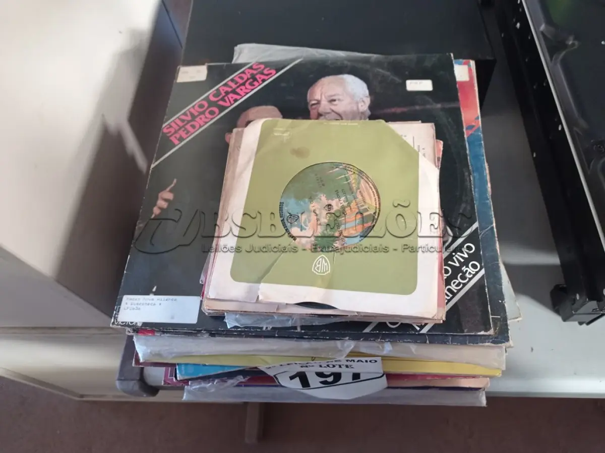 LOTE 197 - 01 LOTE COM VÁRIOS DISCOS DE VINIL. (NO ESTADO) ATENÇÃO! FAZER A VISITAÇÃO ANTES DE ARREMATAR, NÃO SABEMOS SE FUNCIONA. LEILÃO NÃO TEM GARANTIA E NEM DEVOLUÇÃO, SUJEITO A POSSÍVEIS AVARIAS VISÍVEIS/OCULTAS E/OU AUSÊNCIA DE COMPONENTES.