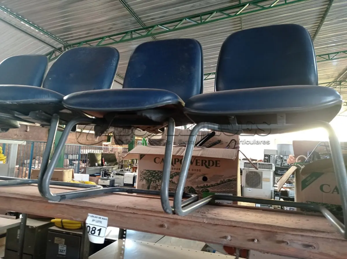 LOTE 081 - 04 CADEIRAS DE ESCRITÓRIO COM BASES FIXAS. (NO ESTADO) ATENÇÃO! FAZER A VISITAÇÃO ANTES DE ARREMATAR, NÃO SABEMOS SE FUNCIONA. LEILÃO NÃO TEM GARANTIA E NEM DEVOLUÇÃO, SUJEITO A POSSÍVEIS AVARIAS VISÍVEIS/OCULTAS E/OU AUSÊNCIA DE COMPONENTES.