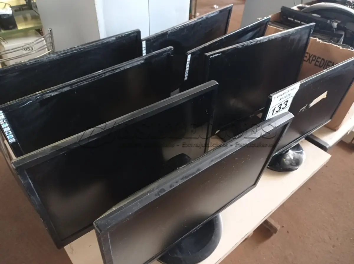 LOTE 133 - 08 MONITORES MARCAS E MODELOS DIVERSOS. (NO ESTADO) ATENÇÃO! FAZER A VISITAÇÃO ANTES DE ARREMATAR, NÃO SABEMOS SE FUNCIONA. LEILÃO NÃO TEM GARANTIA E NEM DEVOLUÇÃO, SUJEITO A POSSÍVEIS AVARIAS VISÍVEIS/OCULTAS E/OU AUSÊNCIA DE COMPONENTES.