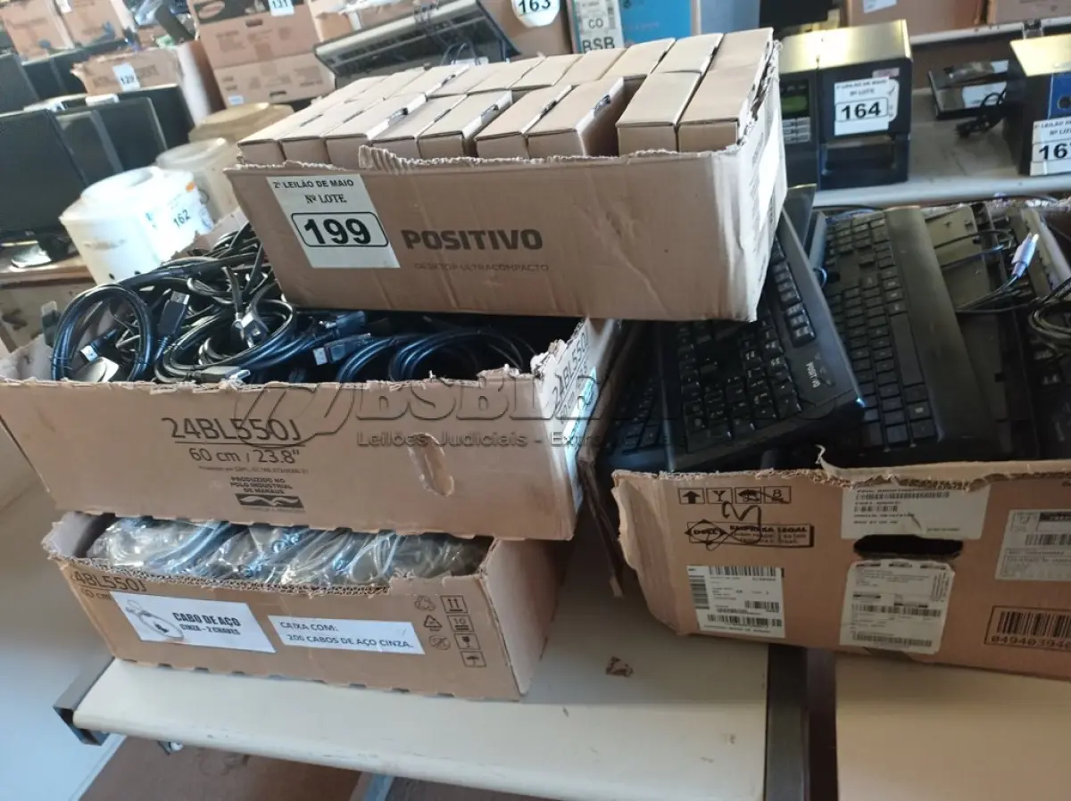 LOTE 199 - 01 LOTE COM VÁRIOS TECLADOS PARA PC, CABOS E PERIFÉRICOS DIVERSOS. (NO ESTADO) ATENÇÃO! FAZER A VISITAÇÃO ANTES DE ARREMATAR, NÃO SABEMOS SE FUNCIONA. LEILÃO NÃO TEM GARANTIA E NEM DEVOLUÇÃO, SUJEITO A POSSÍVEIS AVARIAS VISÍVEIS/OCULTAS E/OU AUSÊNCIA DE COMPONENTES.