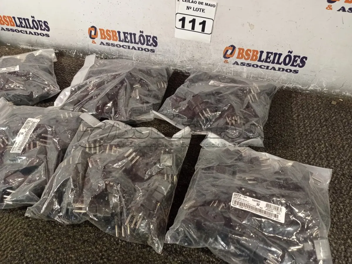 LOTE 111 - 01 LOTE COM GRANDE QUANTIDADE DE ADAPTADORES 10AMP 2P+T. (NO ESTADO) ATENÇÃO! FAZER A VISITAÇÃO ANTES DE ARREMATAR, NÃO SABEMOS SE FUNCIONA. LEILÃO NÃO TEM GARANTIA E NEM DEVOLUÇÃO, SUJEITO A POSSÍVEIS AVARIAS VISÍVEIS/OCULTAS E/OU AUSÊNCIA DE COMPONENTES.