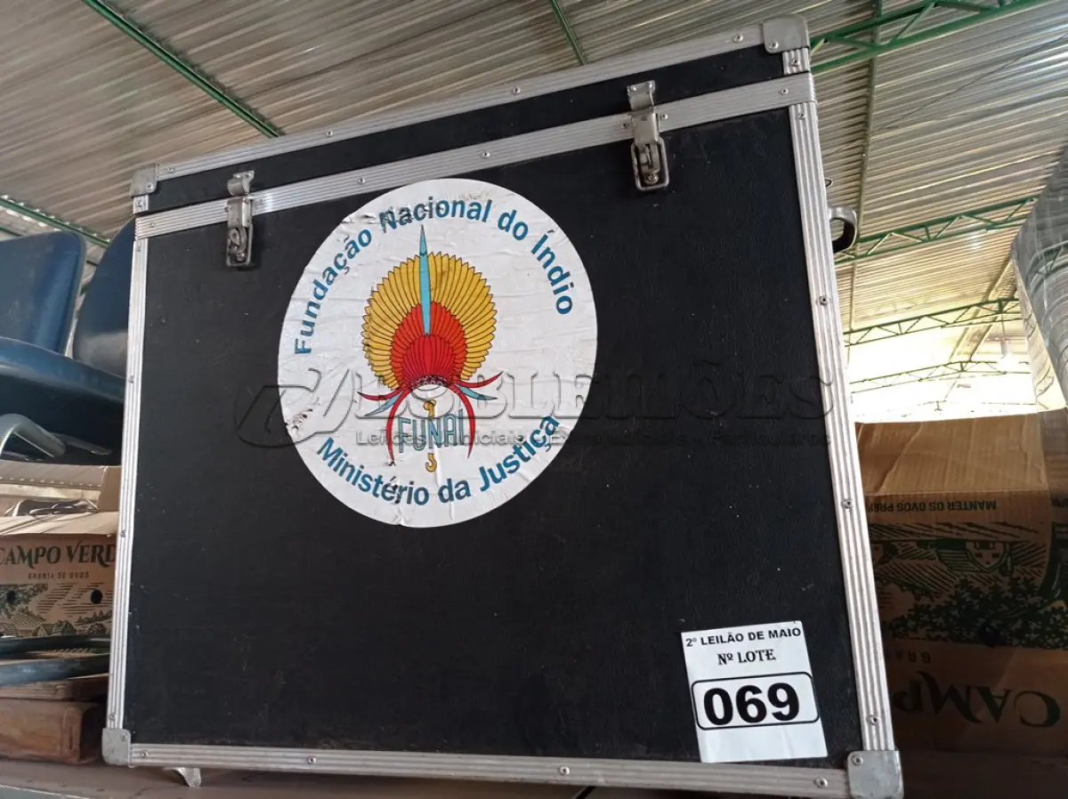 LOTE 069 - 01 CASE. (NO ESTADO) ATENÇÃO! FAZER A VISITAÇÃO ANTES DE ARREMATAR, NÃO SABEMOS SE FUNCIONA. LEILÃO NÃO TEM GARANTIA E NEM DEVOLUÇÃO, SUJEITO A POSSÍVEIS AVARIAS VISÍVEIS/OCULTAS E/OU AUSÊNCIA DE COMPONENTES.