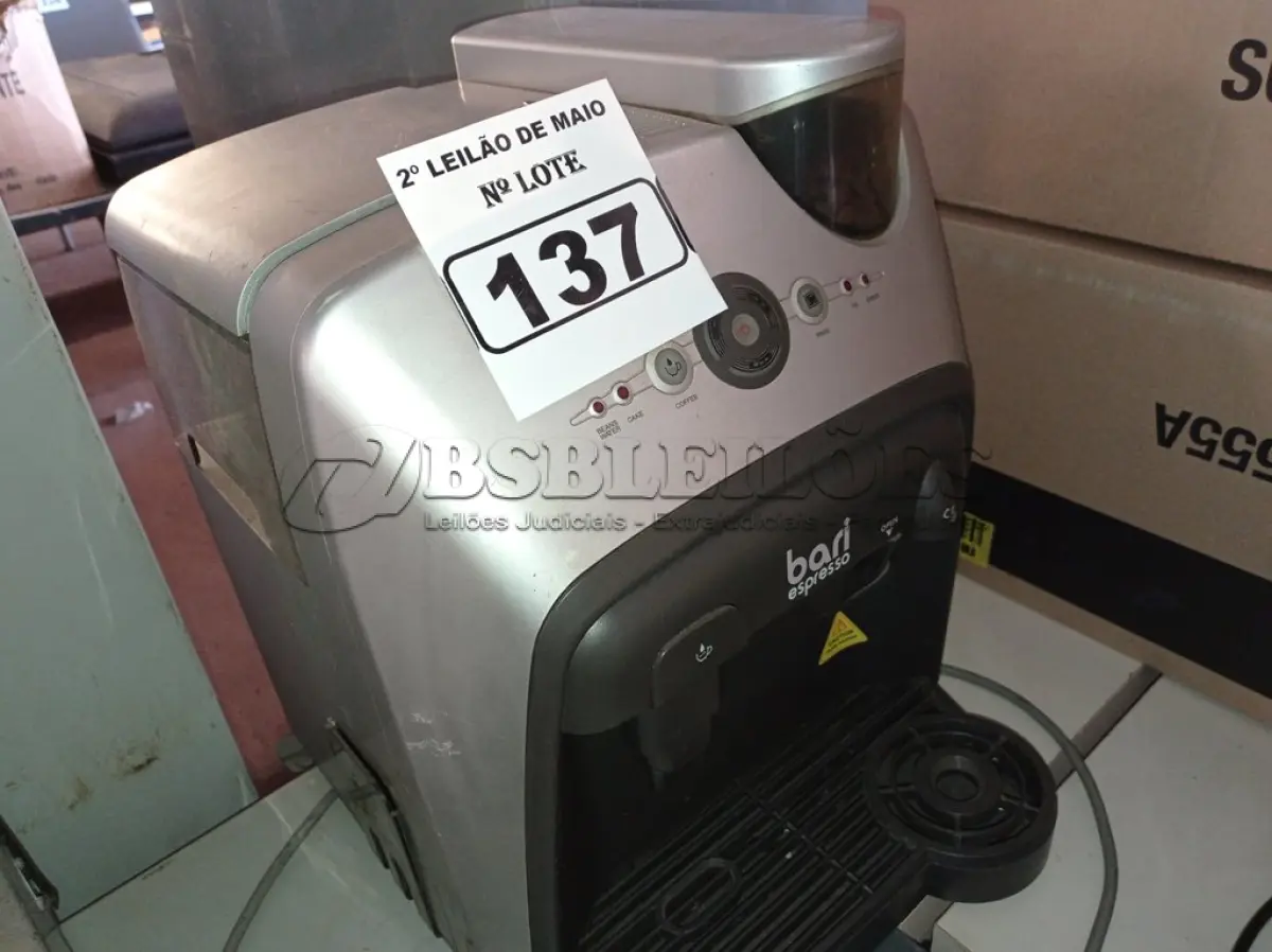 LOTE 137 - 01 CAFETEIRA BARI EXPRESSO. (NO ESTADO) ATENÇÃO! FAZER A VISITAÇÃO ANTES DE ARREMATAR, NÃO SABEMOS SE FUNCIONA. LEILÃO NÃO TEM GARANTIA E NEM DEVOLUÇÃO, SUJEITO A POSSÍVEIS AVARIAS VISÍVEIS/OCULTAS E/OU AUSÊNCIA DE COMPONENTES.