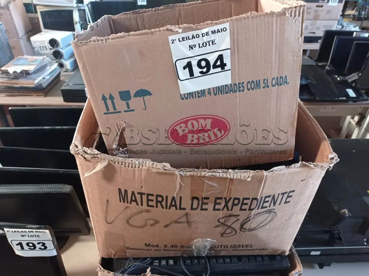 LOTE 194 - 01 LOTE COM VÁRIOS TECLADOS PARA PC, FONTES E CABOS DIVERSOS. (NO ESTADO) ATENÇÃO! FAZER A VISITAÇÃO ANTES DE ARREMATAR, NÃO SABEMOS SE FUNCIONA. LEILÃO NÃO TEM GARANTIA E NEM DEVOLUÇÃO, SUJEITO A POSSÍVEIS AVARIAS VISÍVEIS/OCULTAS E/OU AUSÊNCIA DE COMPONENTES.