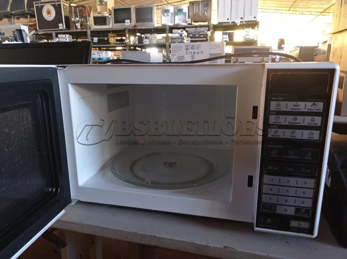 LOTE 204 - 01 MICRO-ONDAS MARCA MIDEA 220V. (NO ESTADO) ATENÇÃO! FAZER A VISITAÇÃO ANTES DE ARREMATAR, NÃO SABEMOS SE FUNCIONA. LEILÃO NÃO TEM GARANTIA E NEM DEVOLUÇÃO, SUJEITO A POSSÍVEIS AVARIAS VISÍVEIS/OCULTAS E/OU AUSÊNCIA DE COMPONENTES.